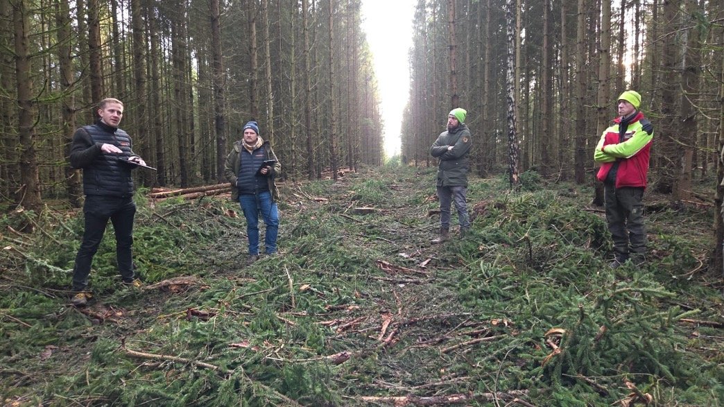 Das Gassenprofi-Team bei der Rückegassen-Erfassung im Wald